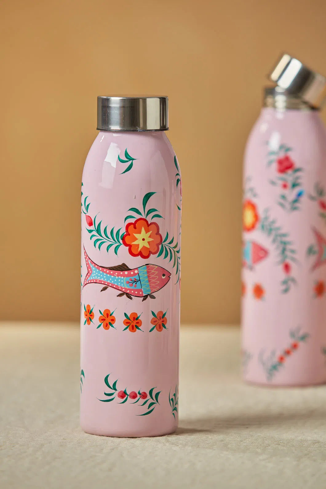 http://calmahouse.com/cdn/shop/files/Botella-termica-de-500ml-de-acero-con-motivos-florales-rosa-Frida.webp?v=1698914423