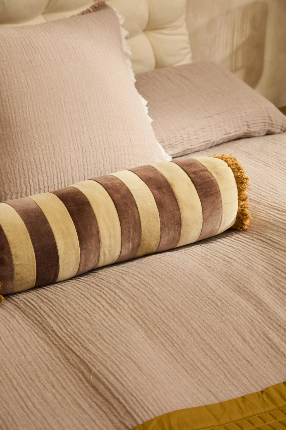 Cojín cilíndrico de terciopelo en tonos tierra Osaka Calma House
