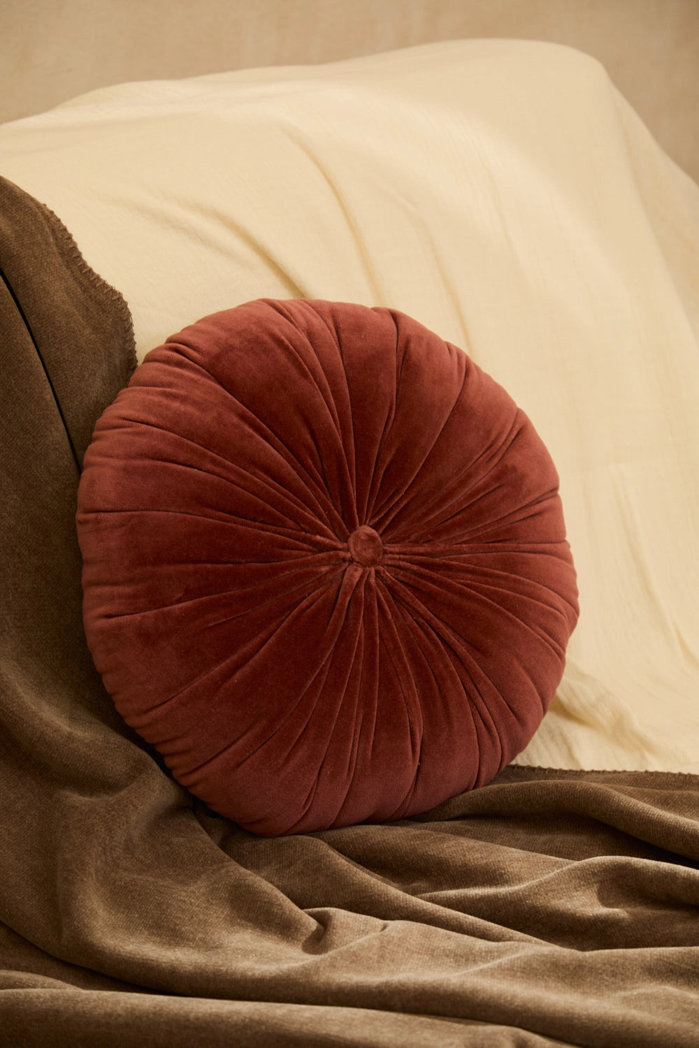Cojín redondo de terciopelo color tierra Velour Calma House