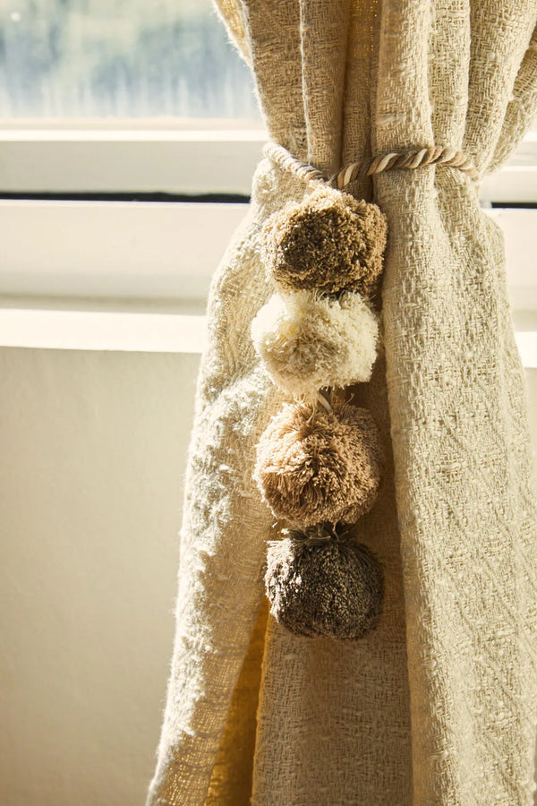 Bolero stone curtain holder