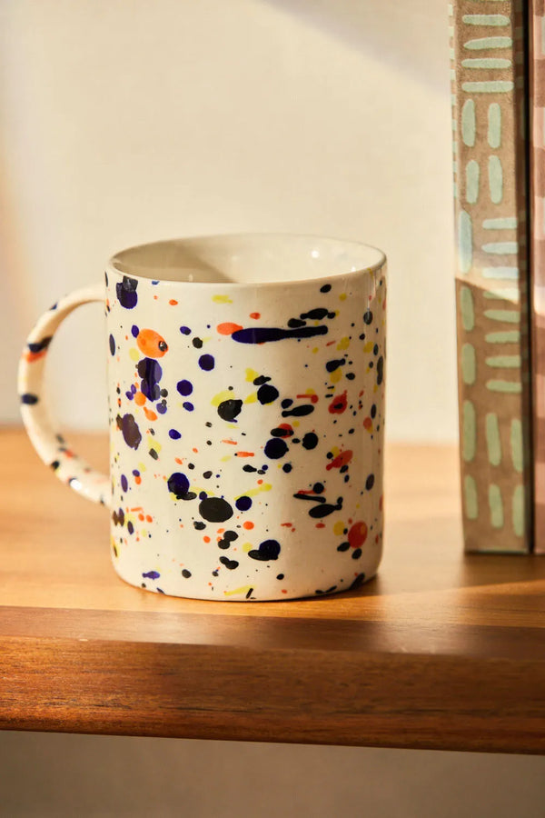 Tasse en céramique avec des pépites multicolores