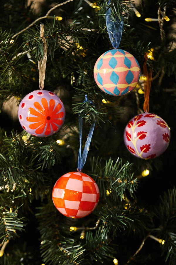 Assortiment de 4 boules de Noël peintes à la main en rose Mery