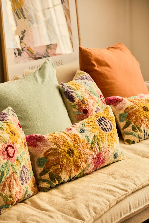 Cushion cover with flowers in tufting Lisse