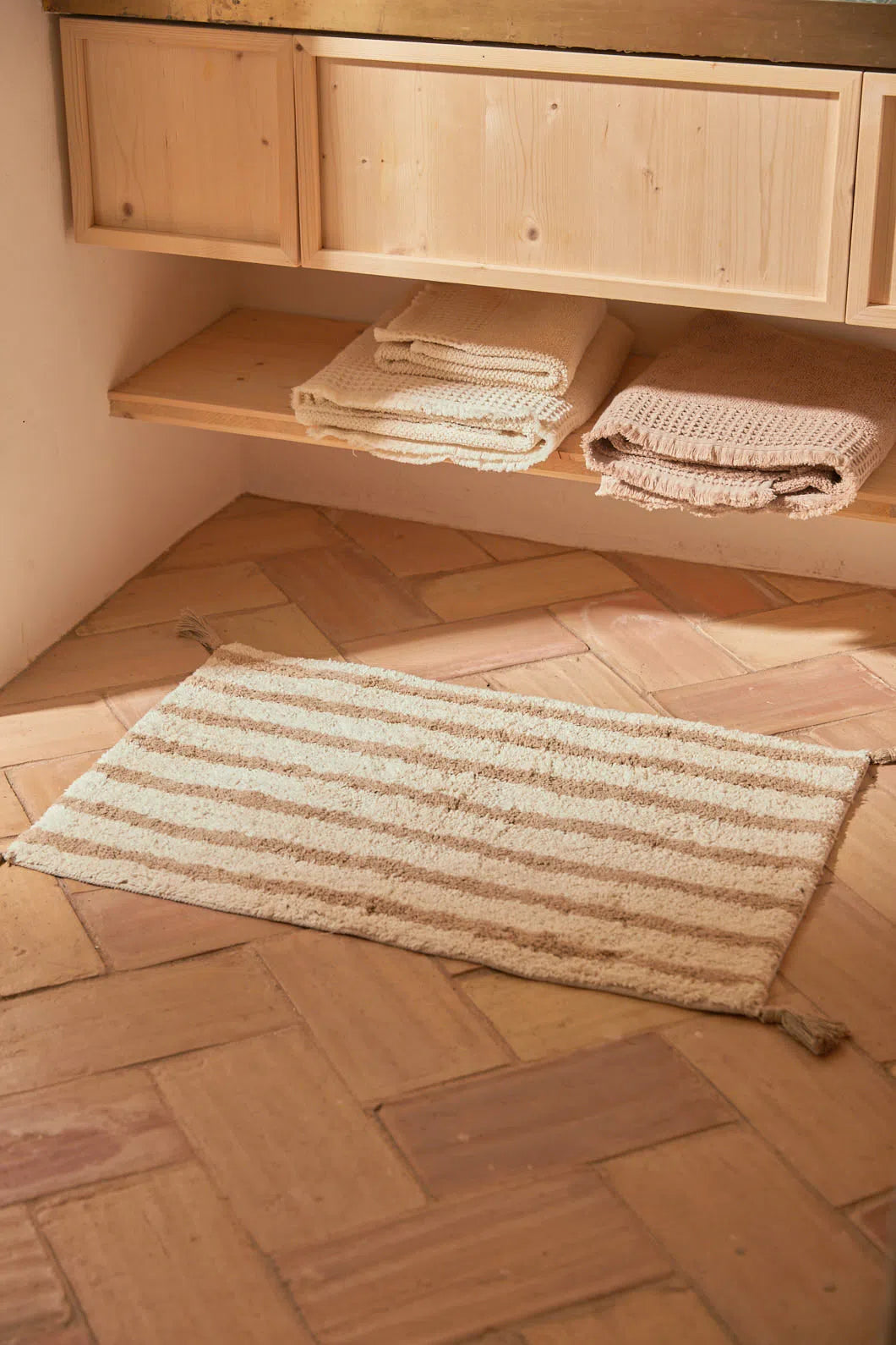 Alfombra de baño de algodón a rayas beige Helios-Calma House