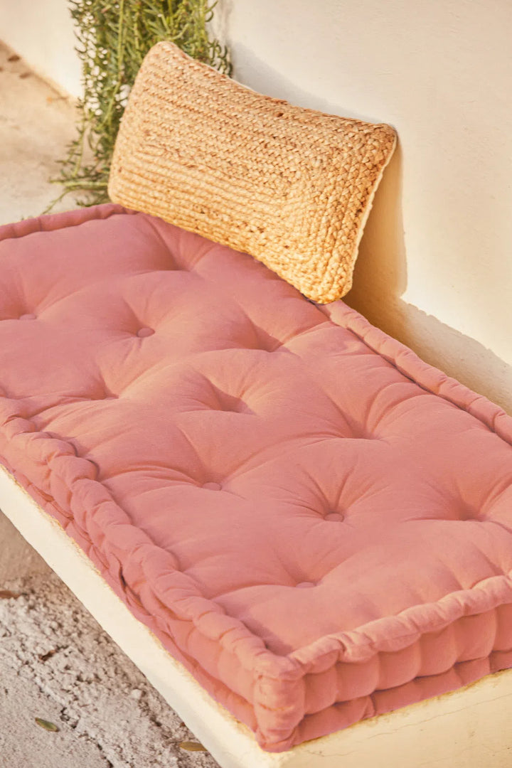 Cojín de suelo de algodón rosa Gavema - Calma House