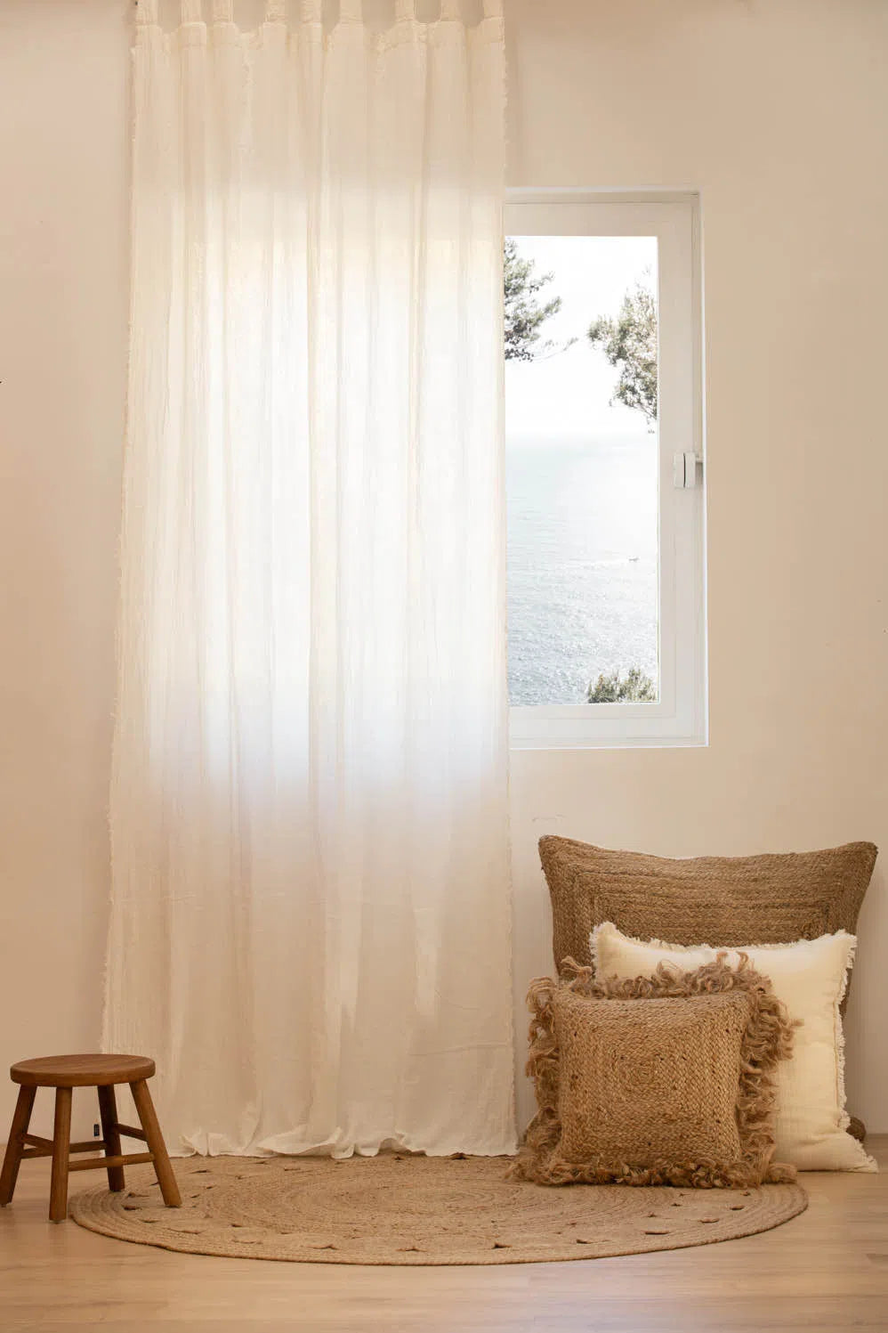 Cortina de algodón translúcida blanca Fray-Calma House