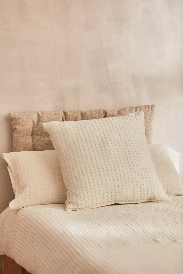 Los cojines decorativos para cama con diseños exclusivos y de excelente  calidad de Calma House - Hechos de Hoy