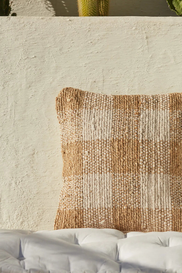 Cojín lino algodón con borde en yute natural, tamaño 40x65cm color kaki,  con relleno de pluma - Tienda Hohos