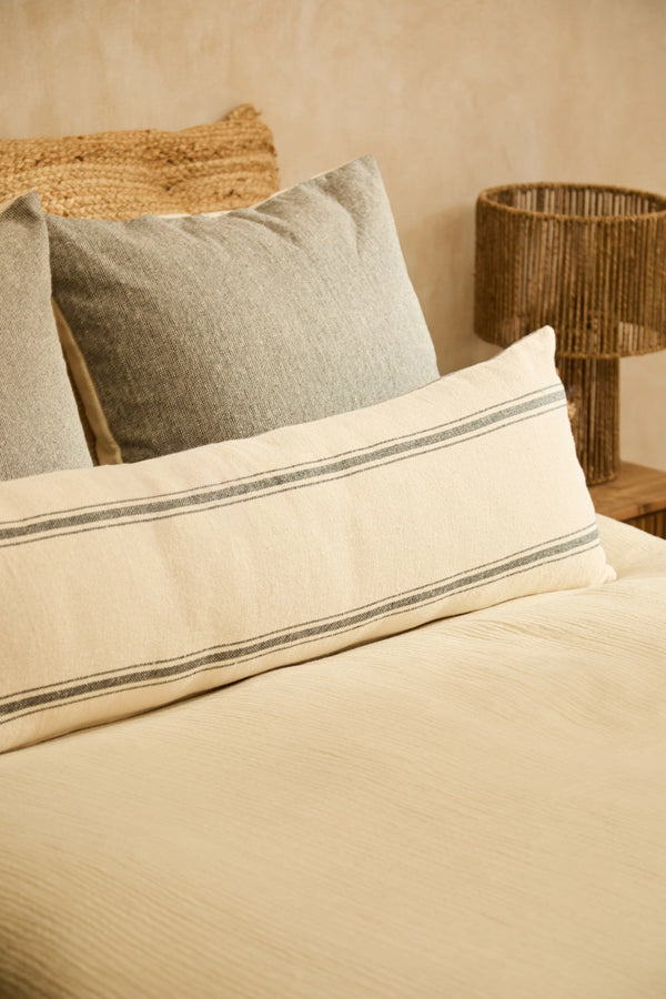 Funda de cojín alargada con raya tejida gris oscuro Bari