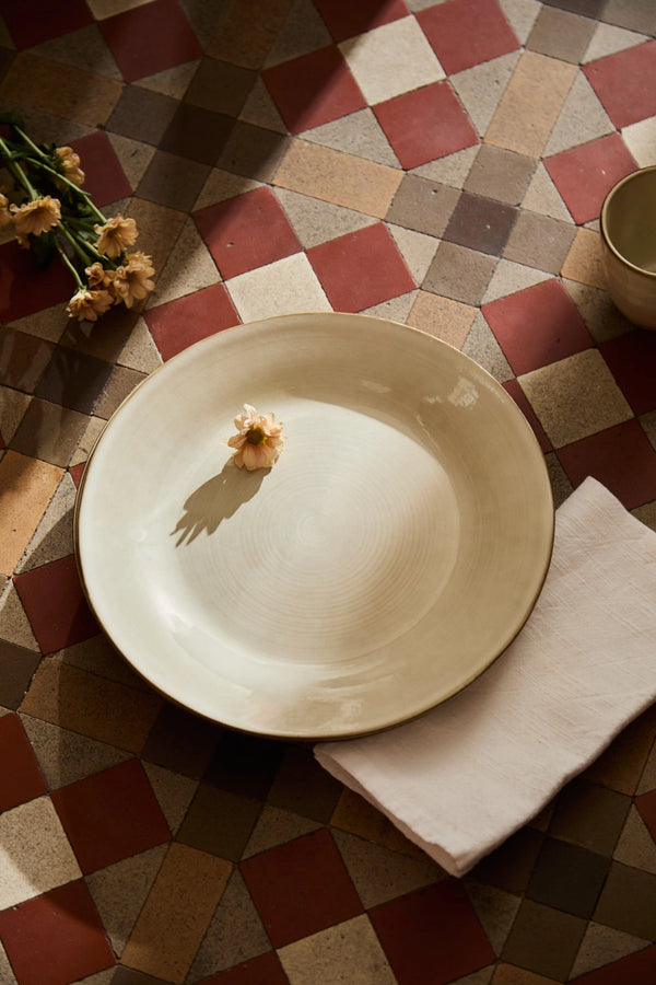 Plato de cerámica en color piedra Bisbal