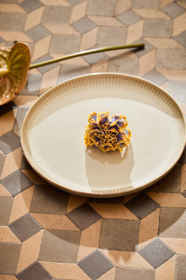 Plato de cerámica beige Bisbal