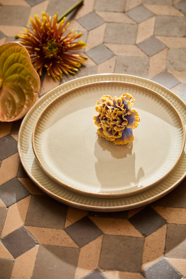 Plato llano grande de cerámica beige Bisbal