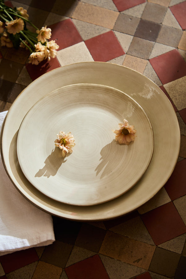 Plato llano grande de cerámica color piedra Bisbal