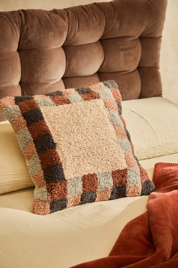Funda de cojín cuadrada de tufting en tonos tierra Churup