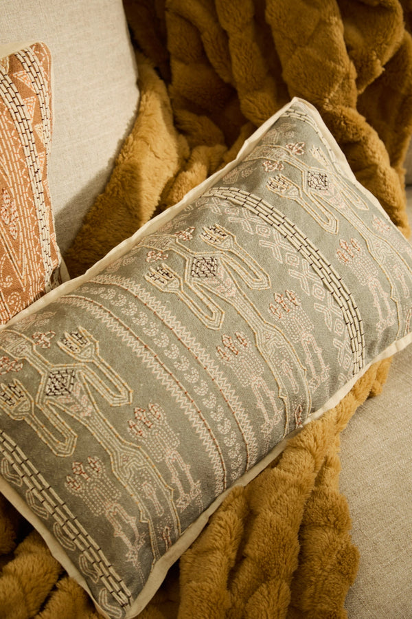 Funda de cojín rectangular de algodón bordado en tonos grises Mursi