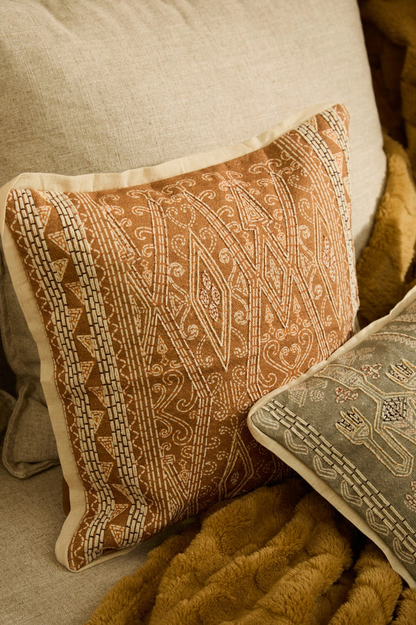 Funda de cojín rectangular de algodón bordado en tonos mostaza Mursi