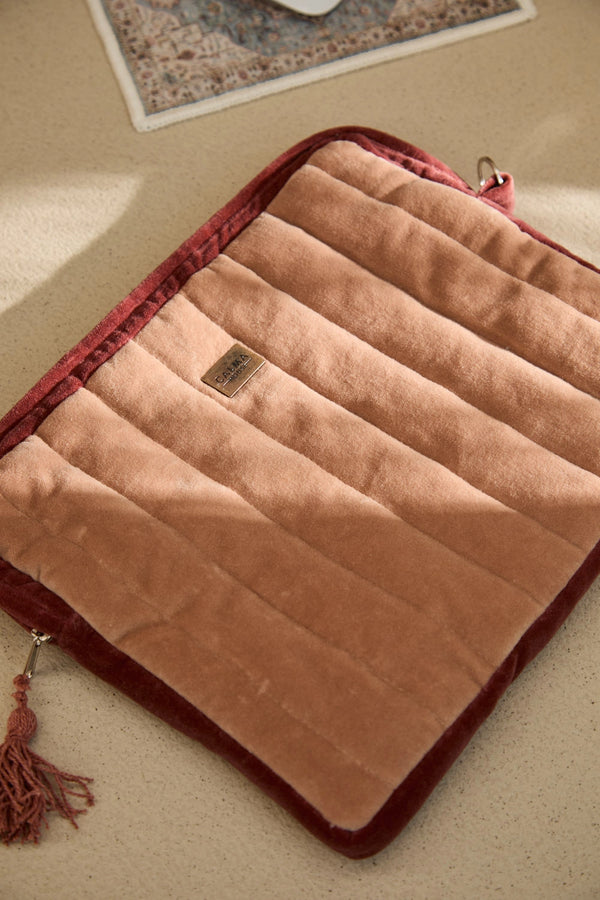 Funda acolchada para portátil de terciopelo en tonos tierra Osaka