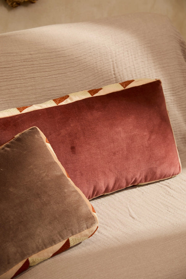 Cojín de terciopelo alargado con bordado en tonos tierra Osaka