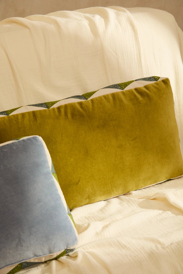 Cojín de terciopelo alargado con bordado verde y azul Osaka