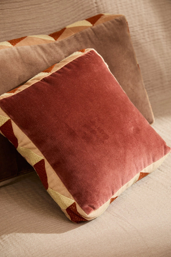 Cojín de terciopelo cuadrado con bordado tonos tierra Osaka