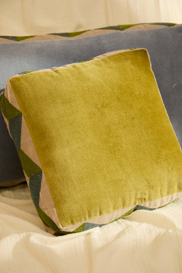 Cojín de terciopelo cuadrado con bordado verde y azul Osaka