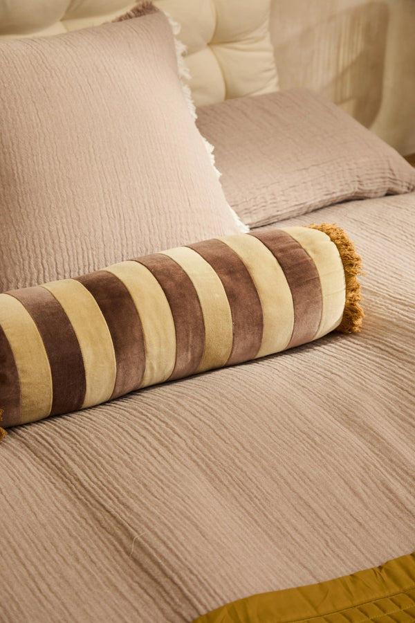 Cojín cilíndrico de terciopelo en tonos tierra Osaka