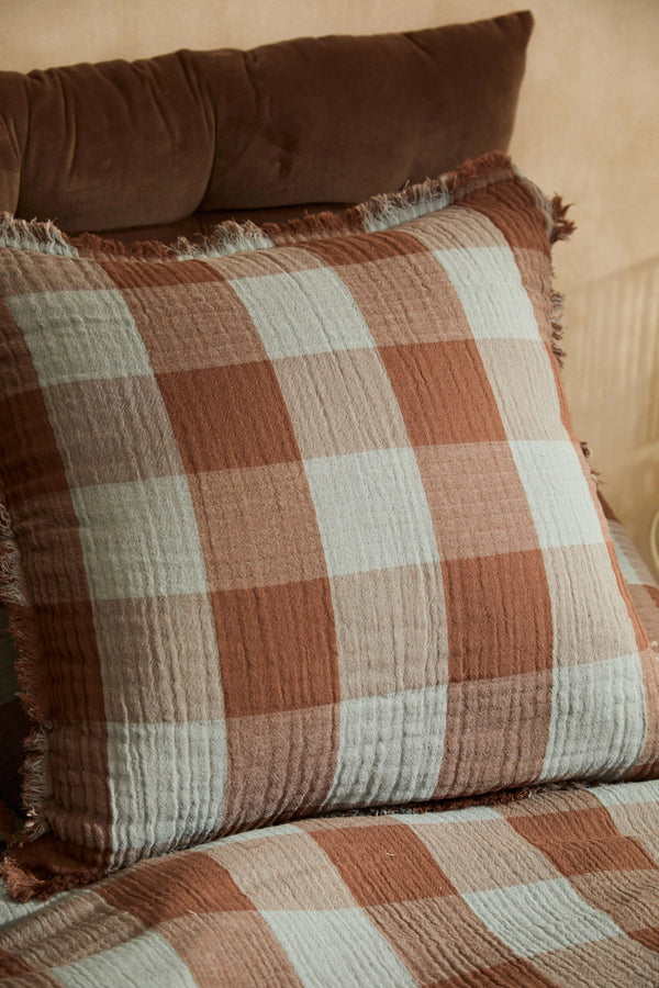 Funda de cojín cuadrada de muselina vichy marrón Oslo