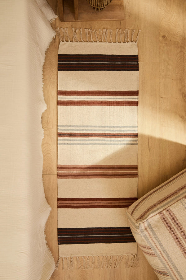 Tapis de couloir rayé aux tons terreux du Peru