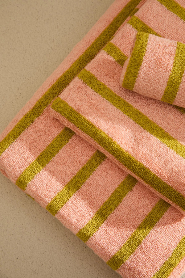 Toalla de baño de algodón de gramaje 530 g/m² de rizo a rayas rosas Saturno