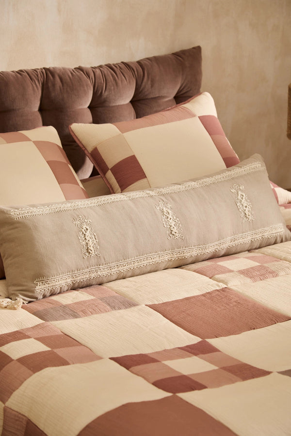 Funda de cojín alargado con bordado gris oscuro Traste