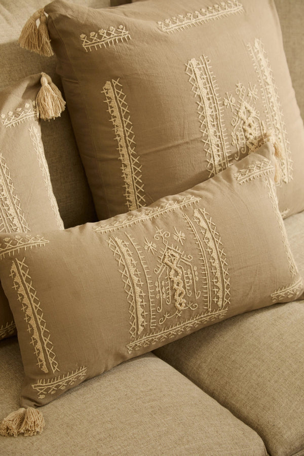 Funda de cojín rectangular con bordado en tonos piedra Traste