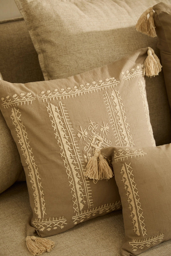 Funda de cojín cuadrada con bordado en tonos piedra Traste