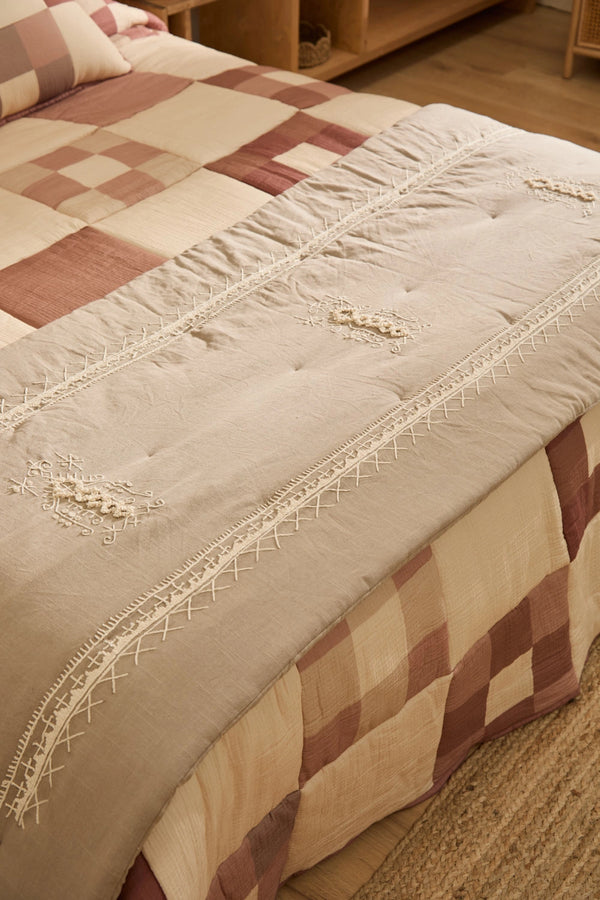 Topper acolchado con bordado gris oscuro Traste