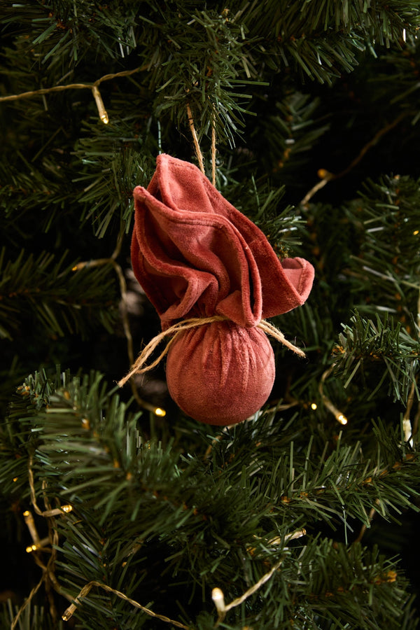 Adorno navideño de terciopelo bola en tono tierra Velour
