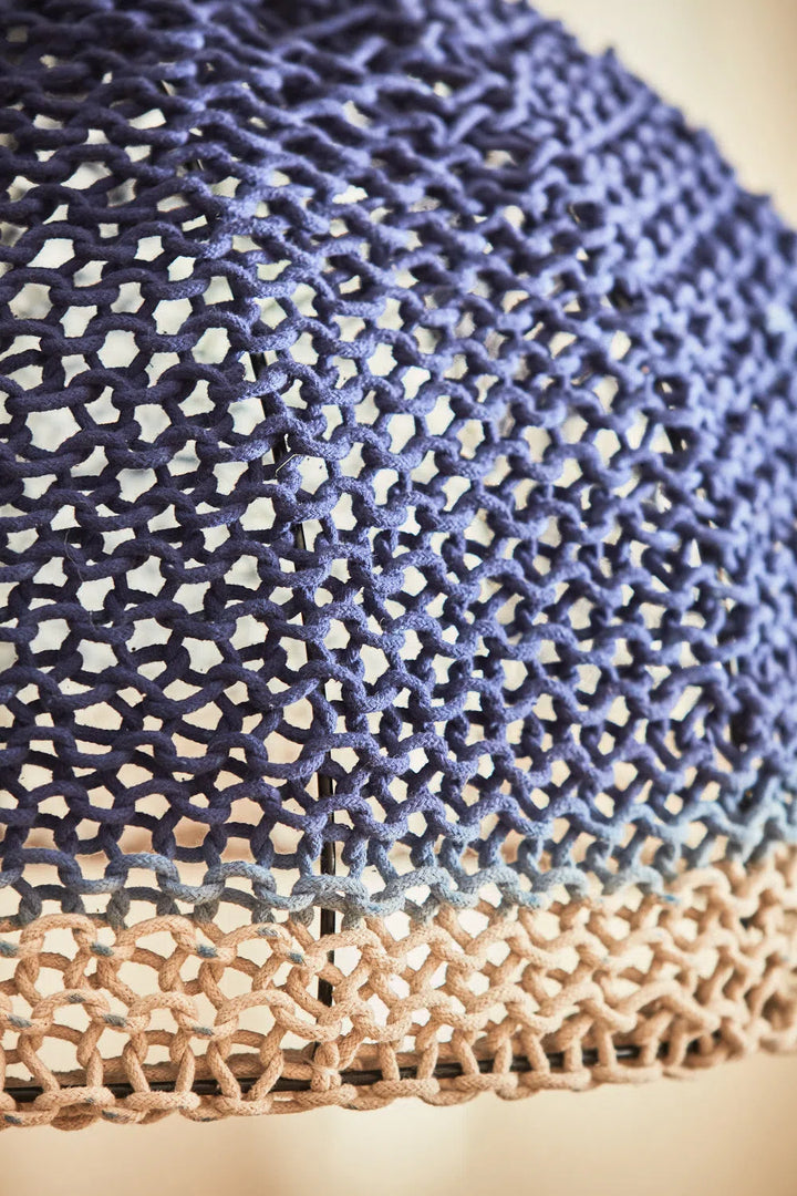 Pantalla para lámpara grande de crochet tintado azul Moon-Calma House