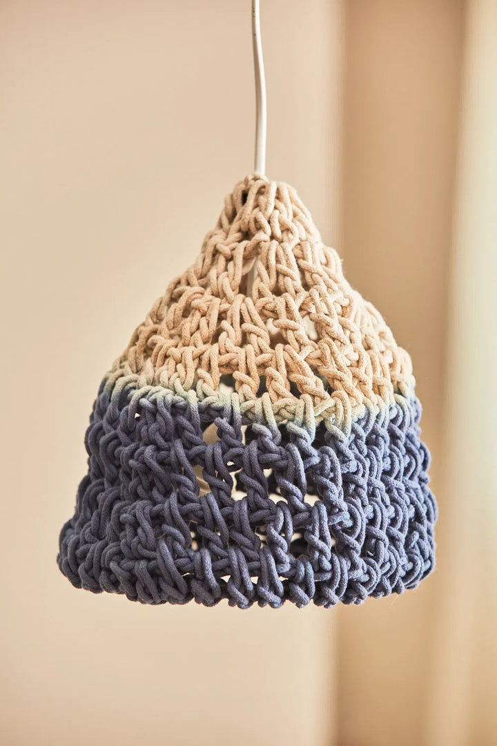 Pantalla para lámpara pequeña de crochet tintado azul Moon-Calma House