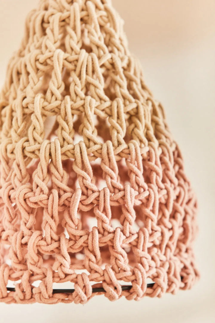 Pantalla para lámpara pequeña de crochet tintado rosa Moon-Calma House