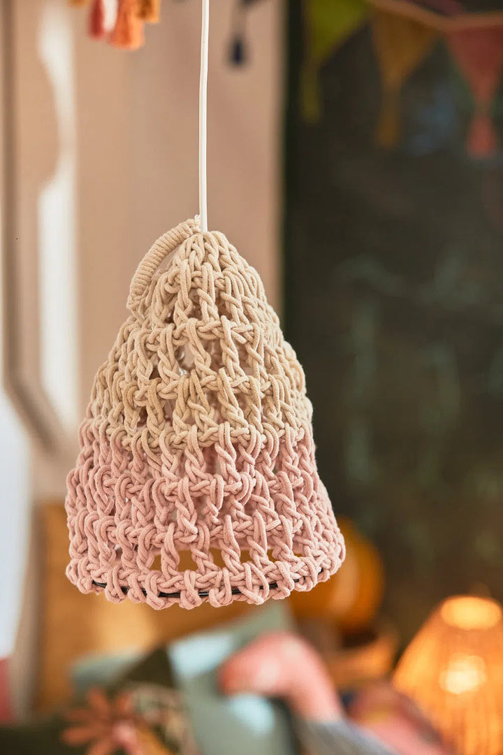 Pantalla para lámpara pequeña de crochet tintado rosa Moon-Calma House