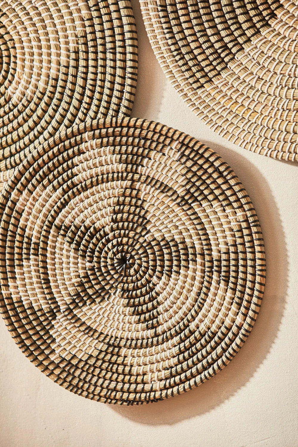 Plato decorativo de junco de mar Amiyad-Calma House