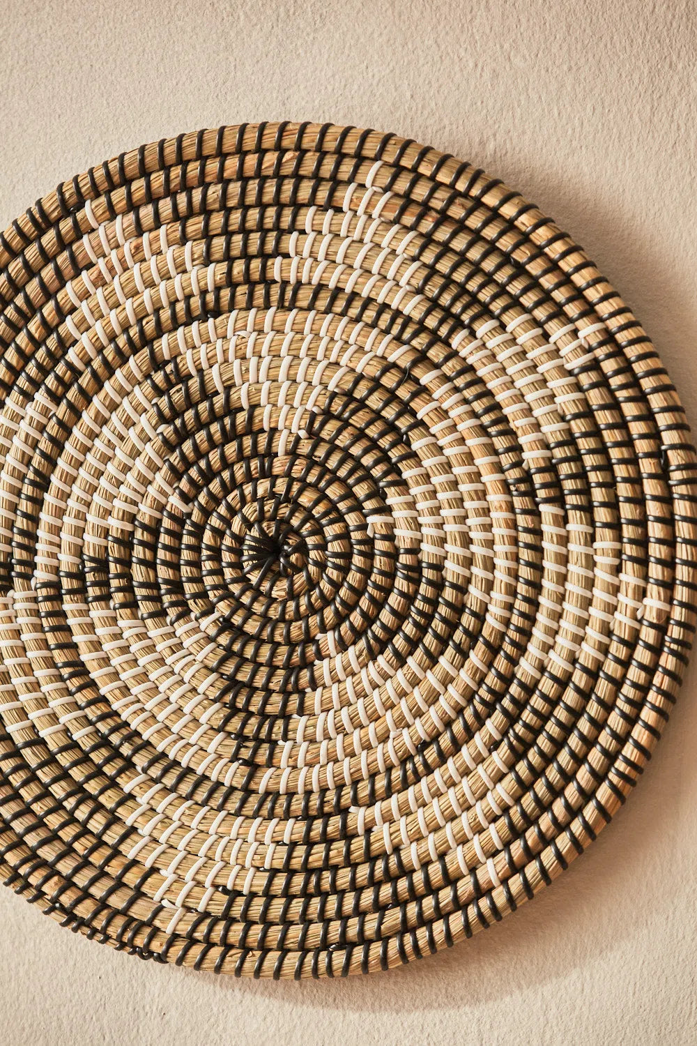 Plato decorativo de junco de mar Amiyad-Calma House