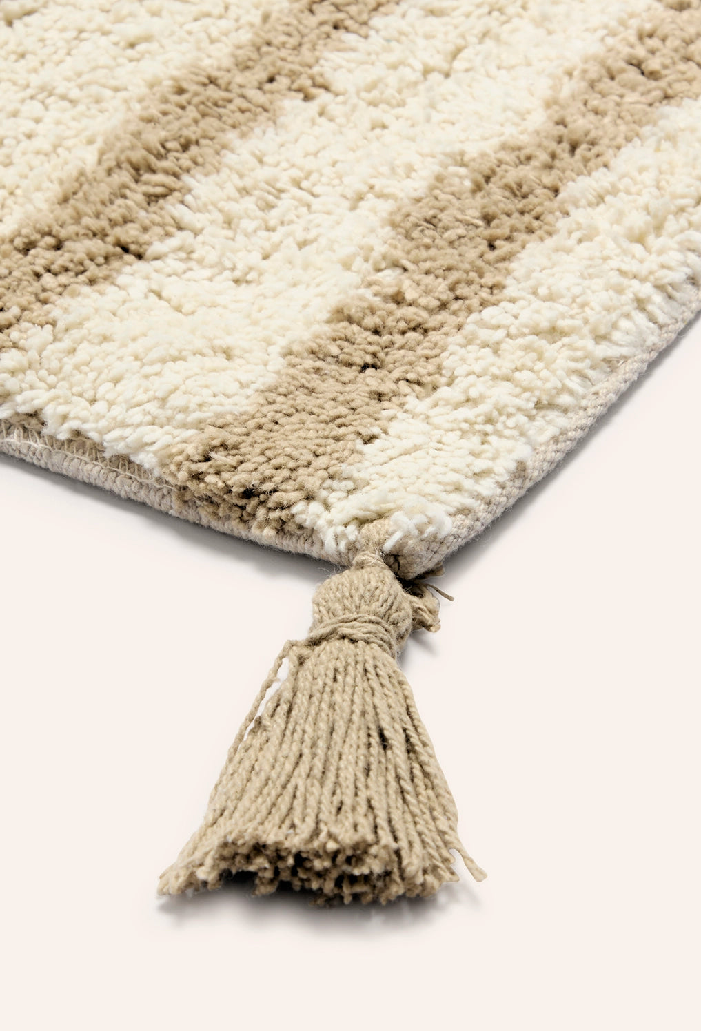 Alfombra de baño de algodón a rayas beige Helios-Calma House
