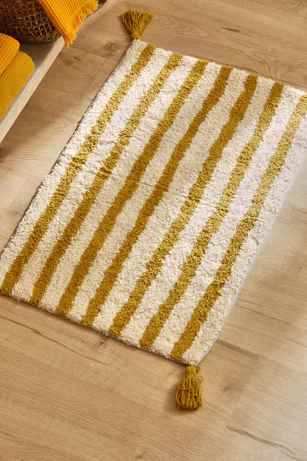 Alfombra de baño de algodón a rayas mostazas Helios-Calma House