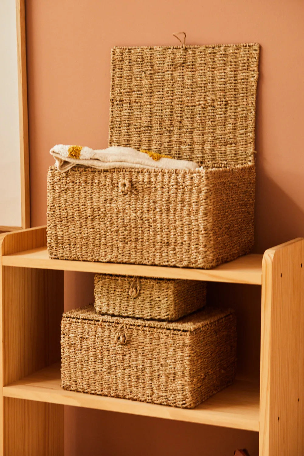 Caja artesanal de junco de mar con cierre a botón Catola-Calma House