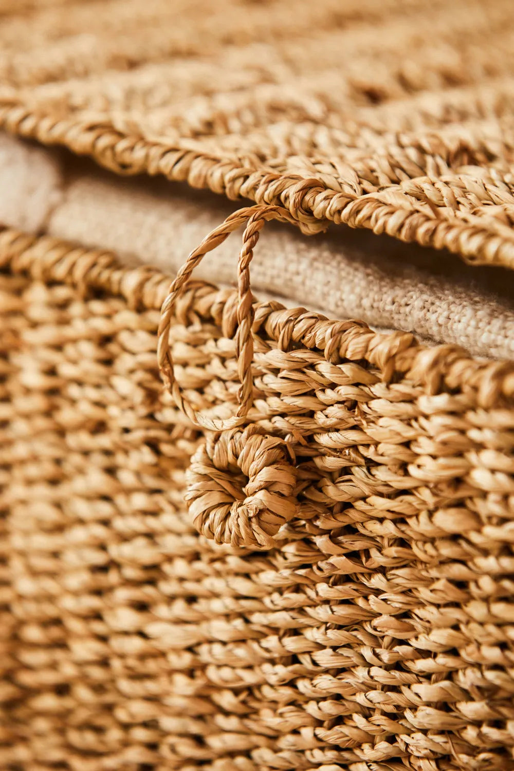 Caja artesanal de junco de mar con cierre a botón Catola-Calma House