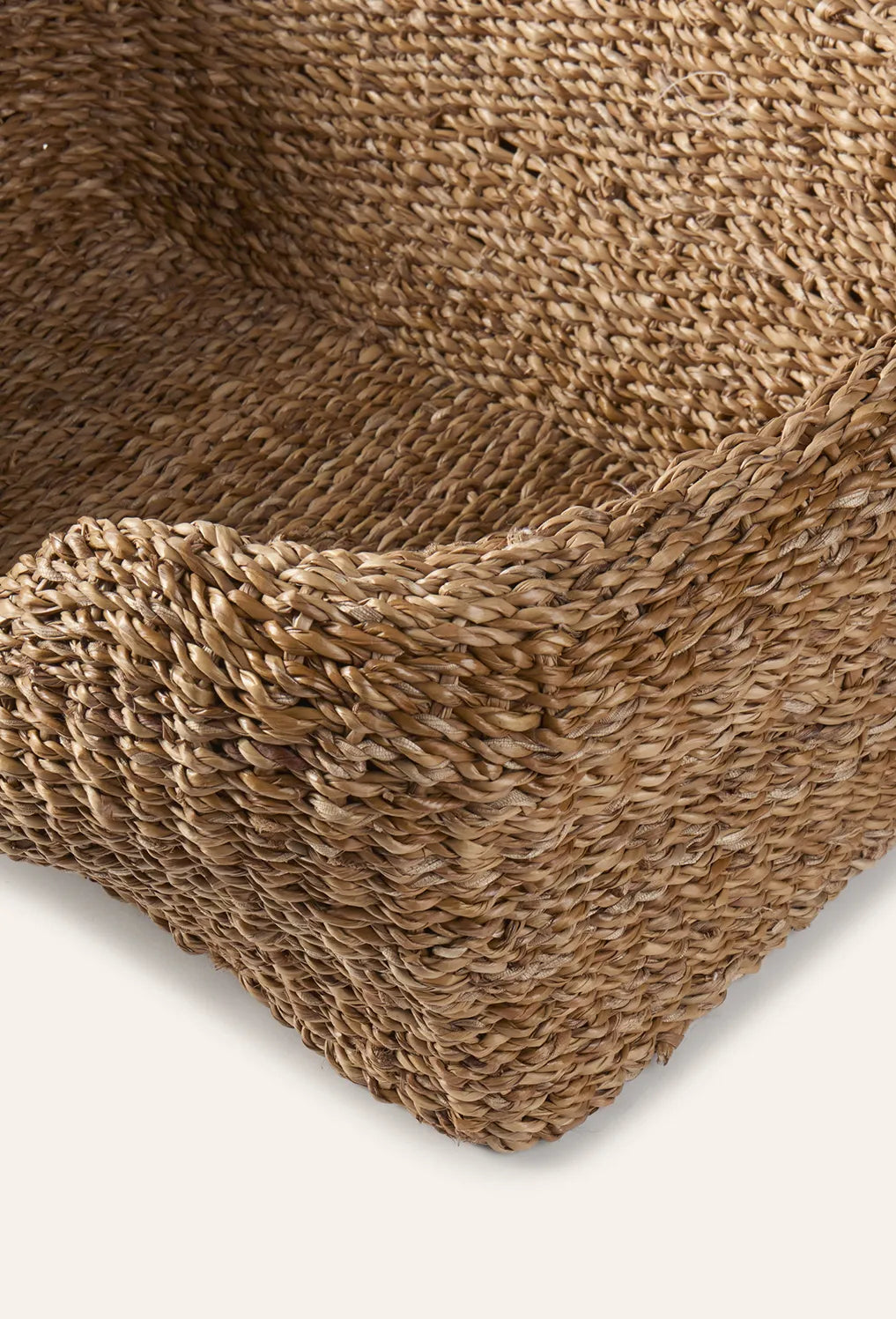 Cama para mascotas de junco de mar Braid con cojín-Calma House