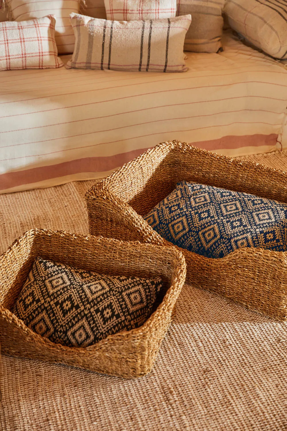 Cama para mascotas de junco de mar Braid con cojín-Calma House