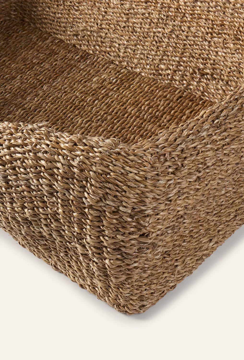 Cama para mascotas de junco de mar Braid con cojín-Calma House