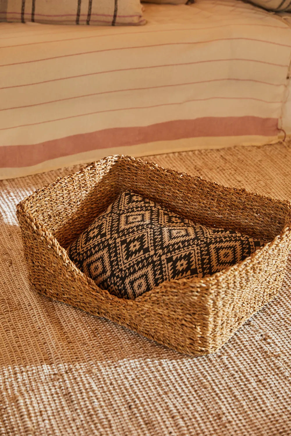 Cama para mascotas de junco de mar Braid con cojín-Calma House