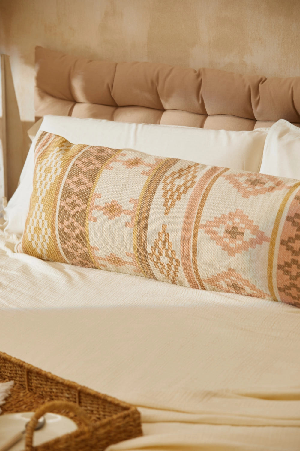 Cojín alargado con estampado mostaza Berta-Calma House