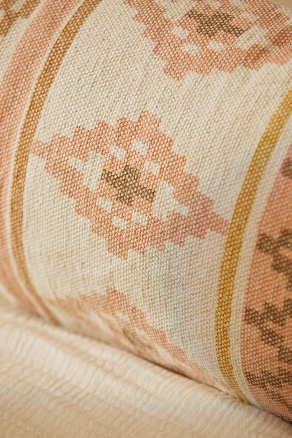 Cojín alargado con estampado mostaza Berta-Calma House